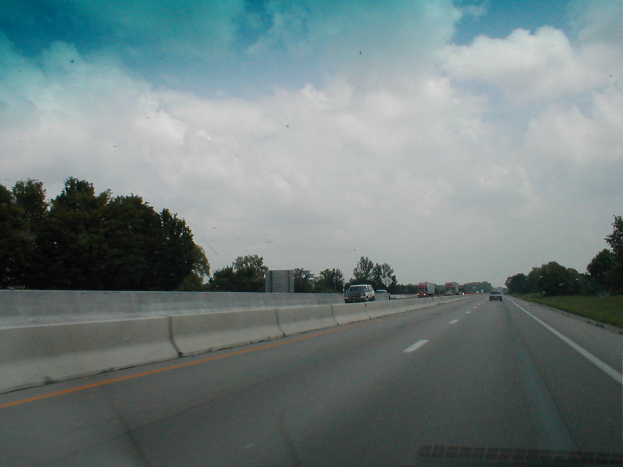 Shows the beginning of the split of the south bound lanes as view going north bound.