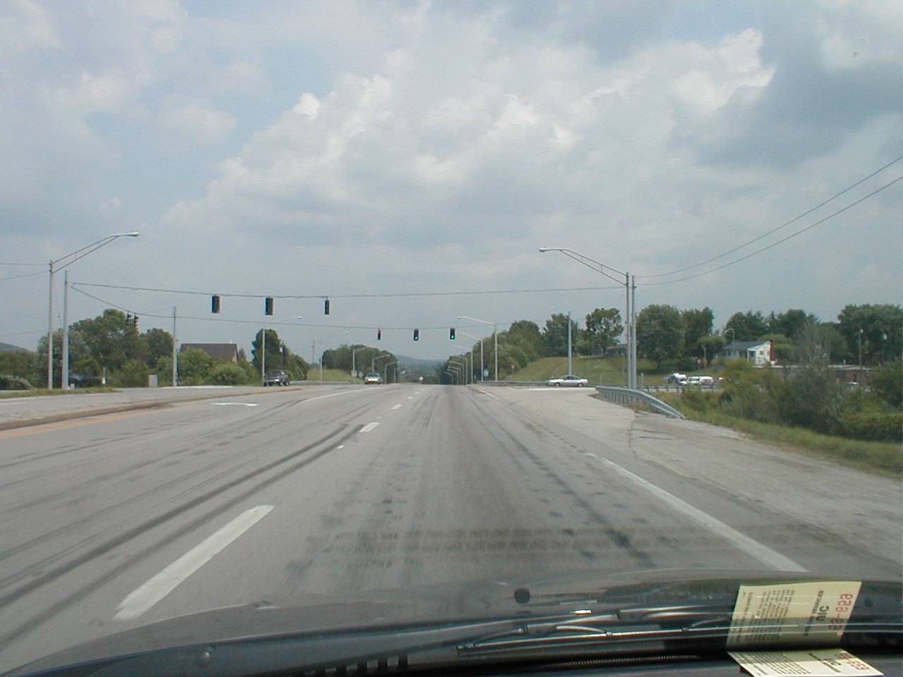 Stop light on the parkway shortly before it's eastern terminus.