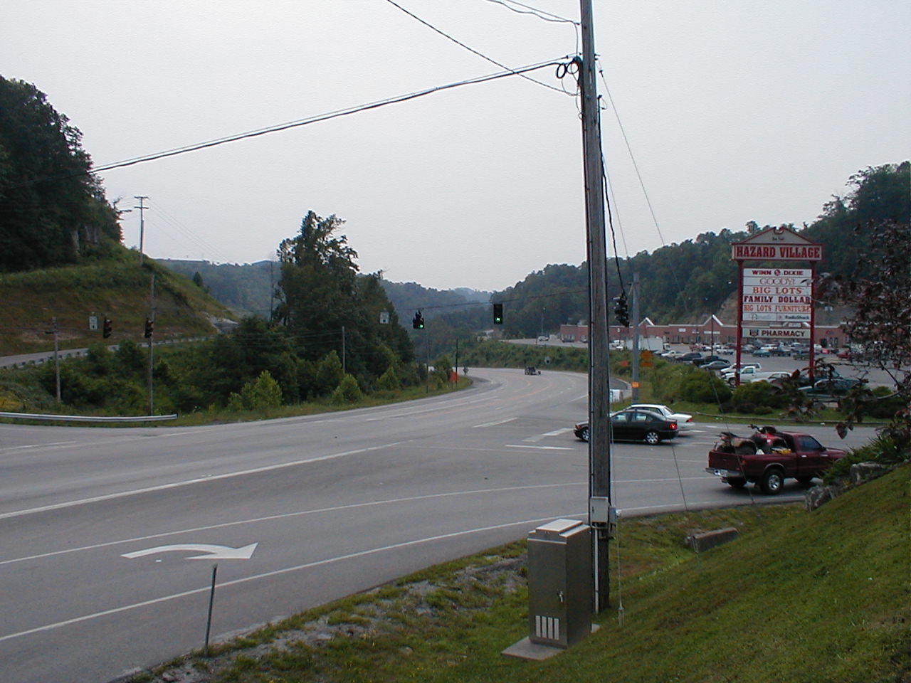 One of two traffic lights before the parkway's eastern terminus.
