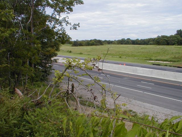 Just north of the newly rebuilt I-65 Barren River bridge. (August 15, 2002)
