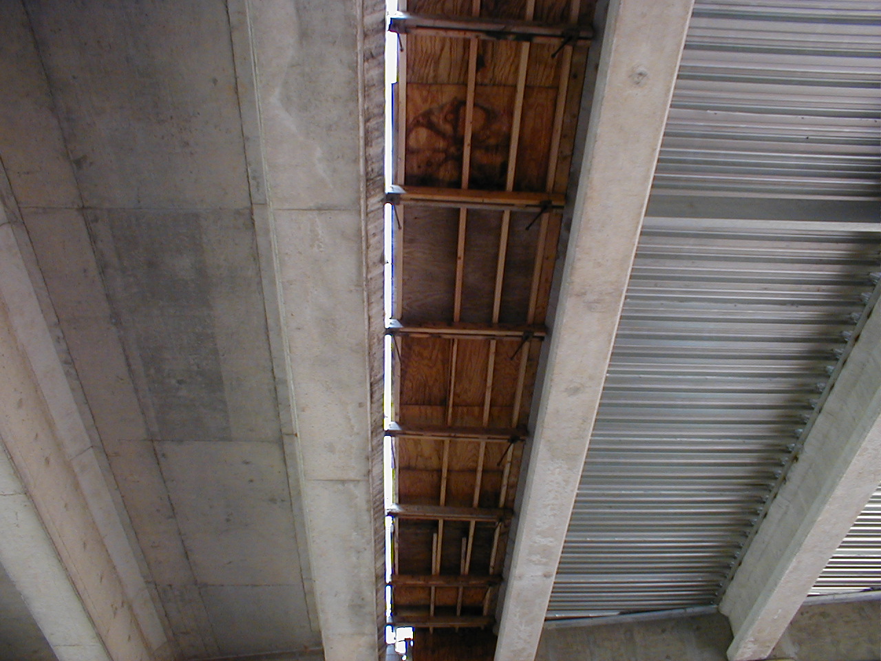 This shows the split of the old and new roadbed on the south bound bridge. The old road bed is on the right and the new is on the left.