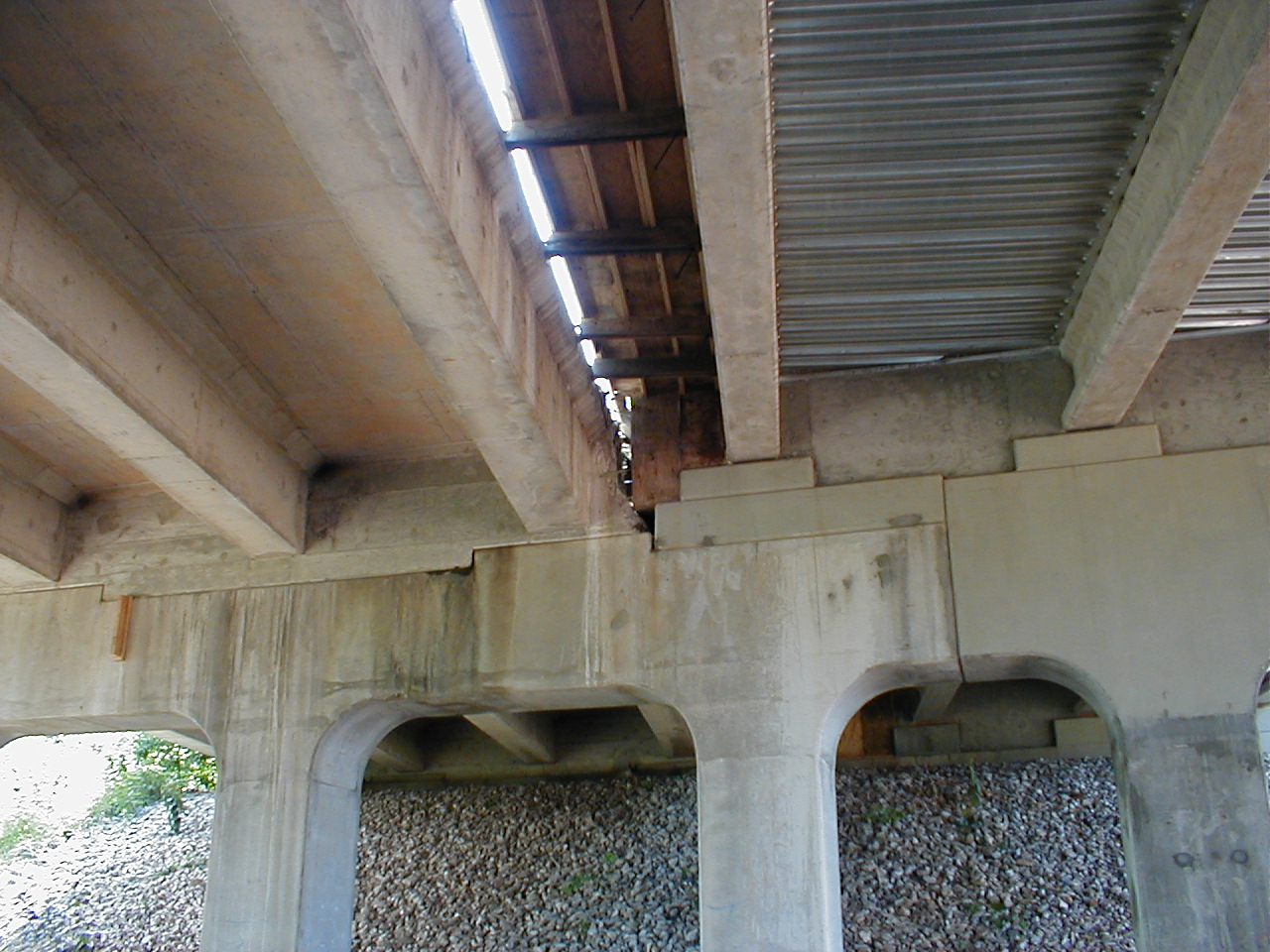 Shows the separation between the new road bed and the old road bed of north bound bridge. The new is on the right and the old is on the left.