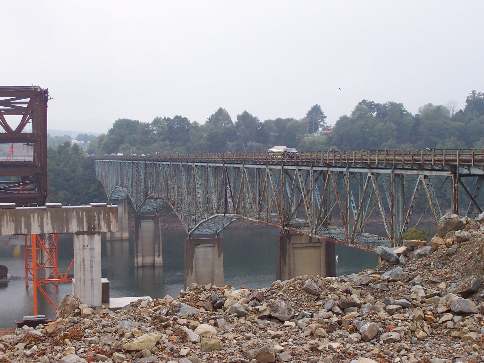 New KY 90 Lake Cumberland Bridge under construction next to the existing KY 90 bridge (Oct. 2, 2004).