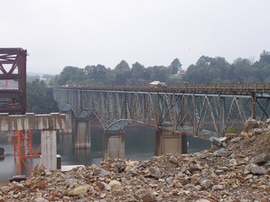 New KY 90 Lake Cumberland Bridge under construction next to the existing KY 90 bridge (Oct. 2, 2004).