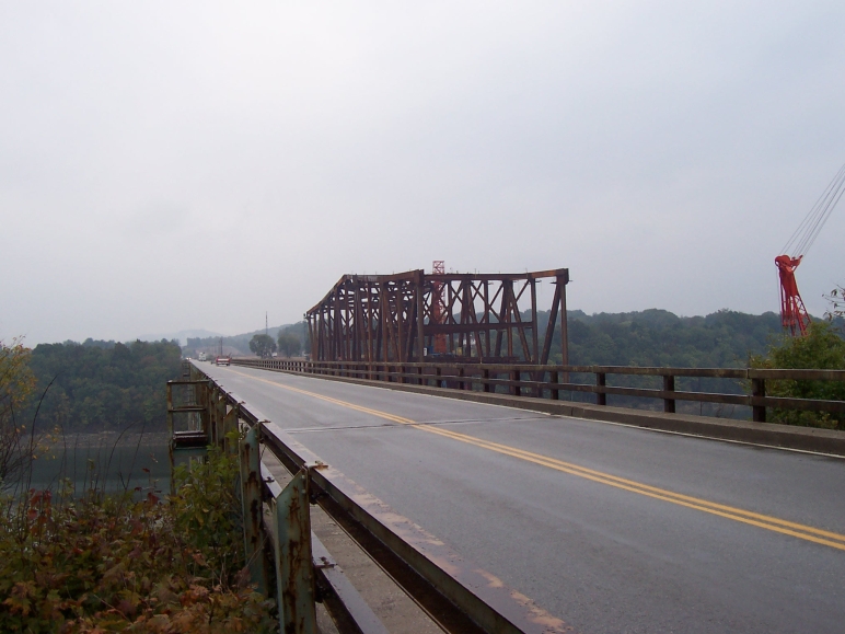 New KY 90 Lake Cumberland Bridge under construction next to the existing KY 90 bridge (Oct. 2, 2004).