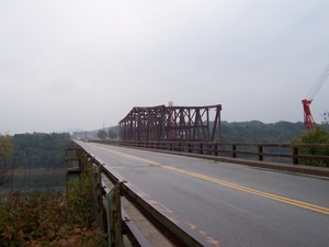 New KY 90 Lake Cumberland Bridge under construction next to the existing KY 90 bridge (Oct. 2, 2004).