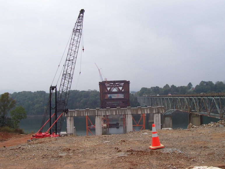 New KY 90 Lake Cumberland Bridge under construction next to the existing KY 90 bridge (Oct. 2, 2004).