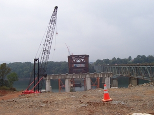 New KY 90 Lake Cumberland Bridge under construction next to the existing KY 90 bridge (Oct. 2, 2004).