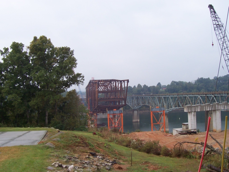 New KY 90 Lake Cumberland Bridge under construction next to the existing KY 90 bridge (Oct. 2, 2004).
