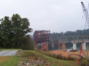 New KY 90 Lake Cumberland Bridge under construction next to the existing KY 90 bridge (Oct. 2, 2004).