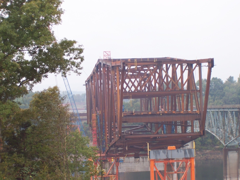 New KY 90 Lake Cumberland Bridge under construction next to the existing KY 90 bridge (Oct. 2, 2004).