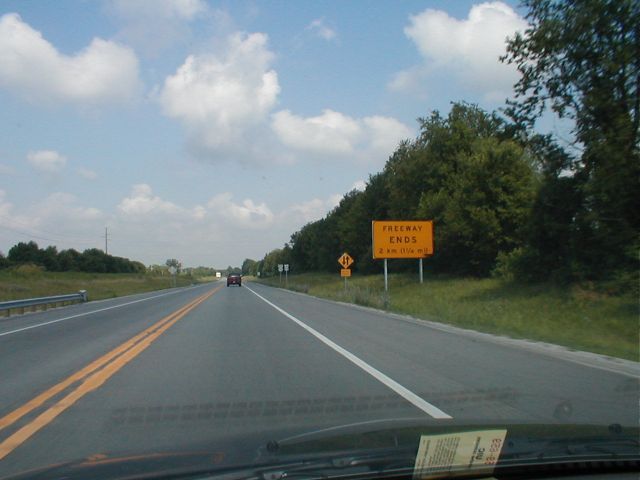 North of I-71 the Gene Snyder Freeway becomes a two-lane road. (July 6, 2003)